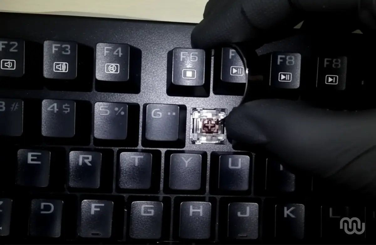 Processo de remoção de switch hot-swap em teclado mecânico Redragon.